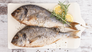 Mangiare pesce può ridurre i sintomi dell’artrite reumatoide